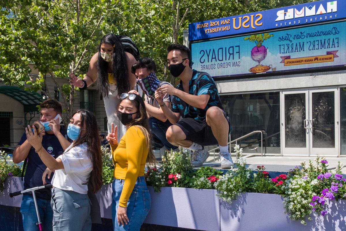 Students taking a selfie in front of 锤剧院.